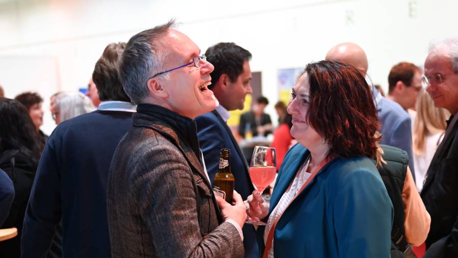 Zwei Personen lachen und unterhalten sich beim CDN 2025