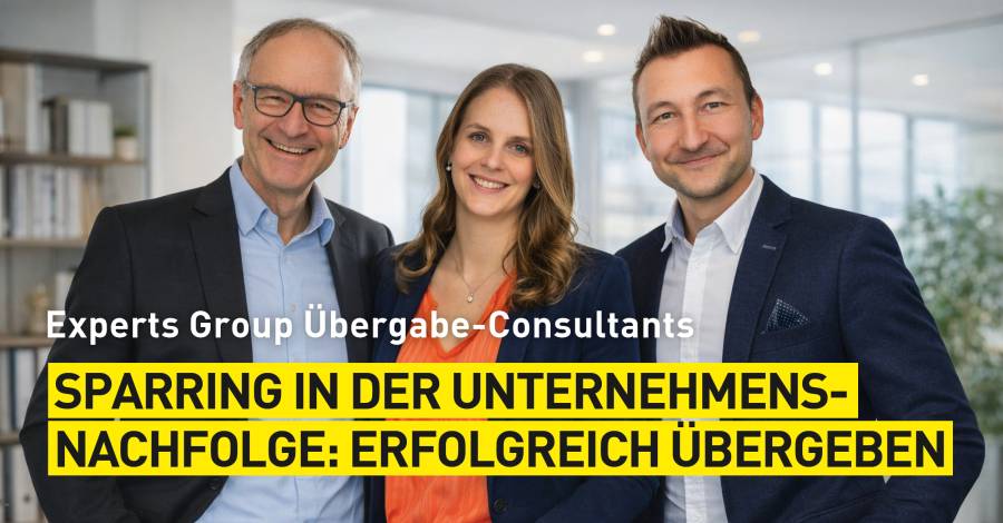 Drei Personen in Businesskleidung stehen in einem Büro. Text: Sparring in der Unternehmensnachfolge: Erfolgreich übergeben“