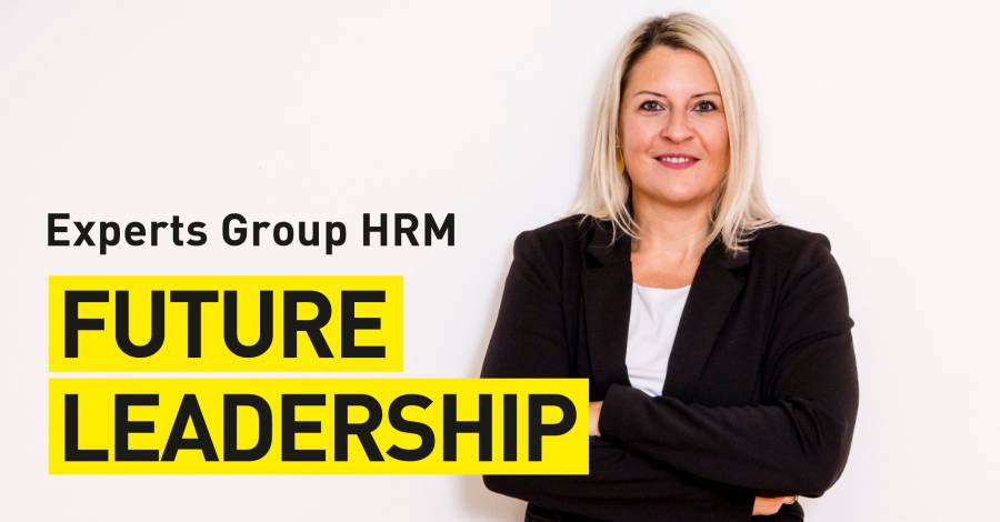 Frau im Business-Outfit vor hellem Hintergrund. Daneben steht: „Future Leadership“