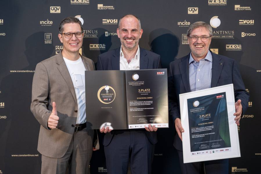 Siegerfoto mit Markus Roth und zwei Personen von Syncrona GmbH