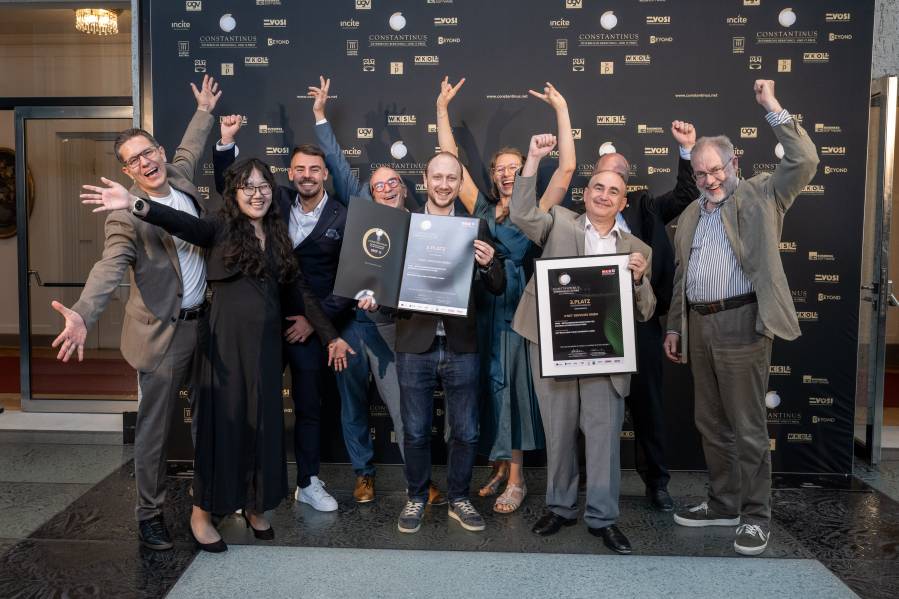 Siegerfoto mit Markus Roth & acht Personen von X-Net Services
