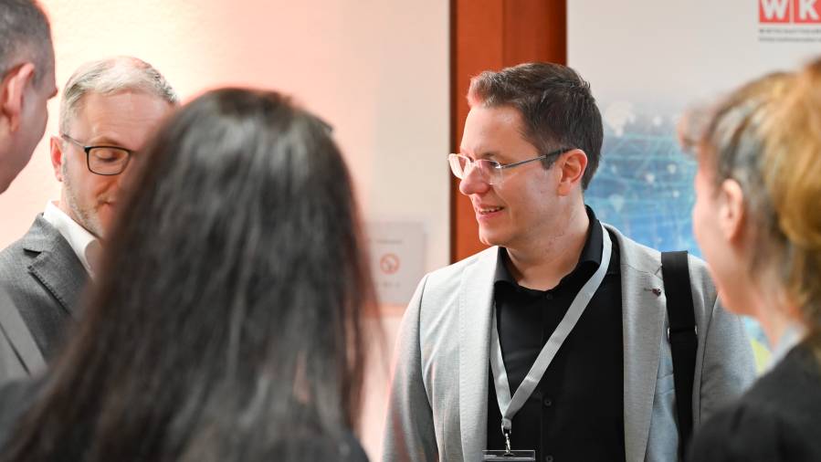 Markus Roth spricht lächelnd mit Gruppe beim CDN 2025