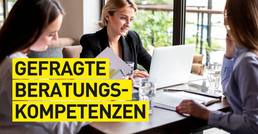 Drei Frauen arbeiten an einem Projekt mit Schriftzug "Gefragte Beratungskompetenzen"