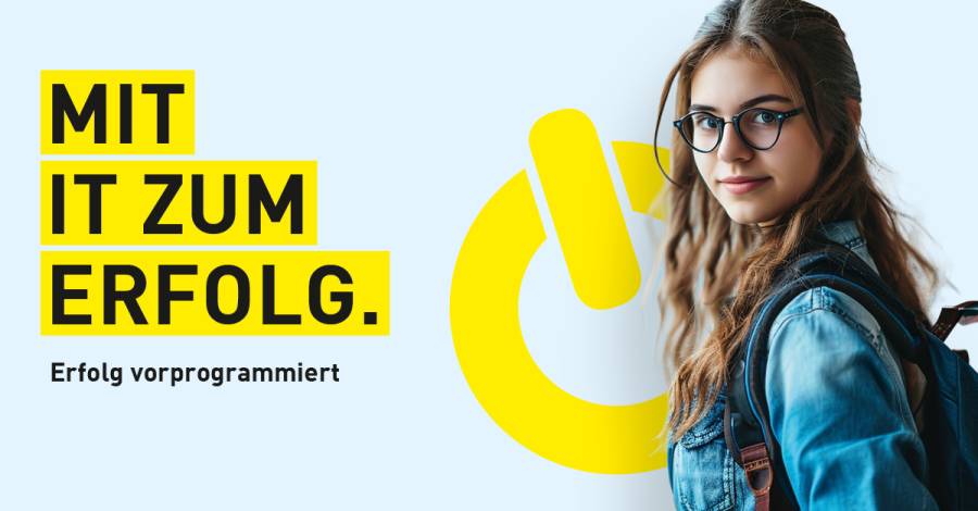 Junge Person mit Rucksack und Brille blickt in Kamera, Text „Mit IT zum Erfolg“