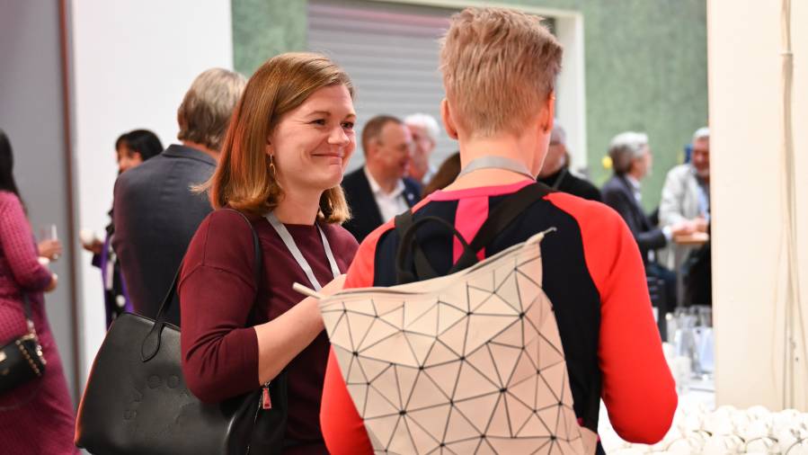 Zwei Frauen unterhalten sich freundlich beim CDN 2025, weitere Personen im Hintergrund