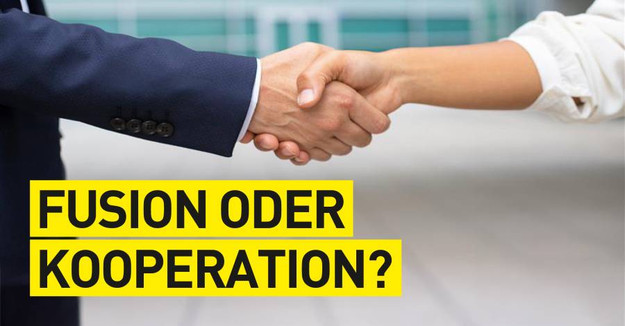 Handschlag zwischen zwei Personen, Titel "Fusion oder Kooperation?"