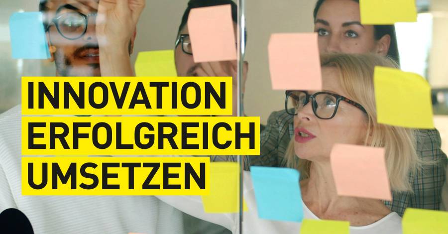 Vier Personen arbeiten an einer Glaswand mit Haftnotizen. Gelbe Textfläche trägt die Aufschrift ‚Innovation erfolgreich umsetzen‘.