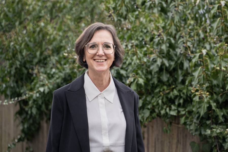 Dagmar Baschinger im Porträt in Naturumgebung